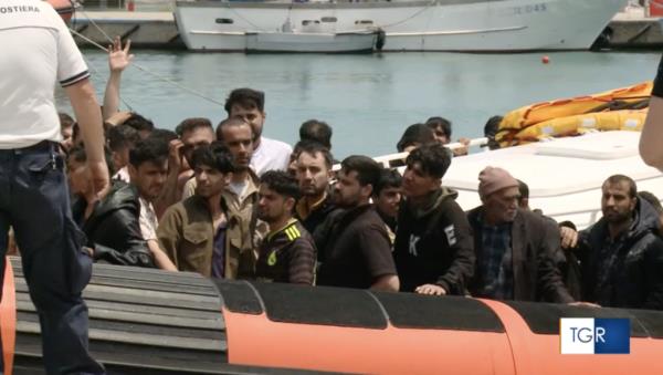 Italian authorities reported that all the migrants were brought safety to the port of Roccella | Photo: Screenshot Rai TV