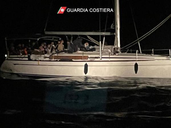 The sailboat was carrying more than 100 people and is believed to have set out from Turkey | Photo: Guardia Costiera